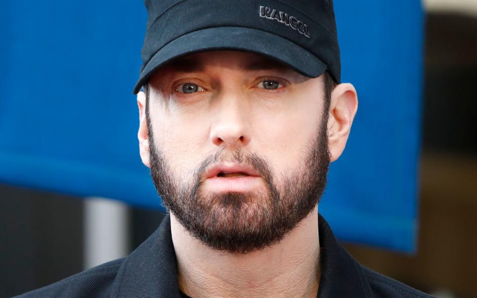 Rapper führen von Haus aus ein gefährliches Leben. Vielleicht lässt es sich damit erklären, dass Eminem bereits des Öfteren starb. 2000 war die angebliche Todesursache ein Autounfall. 2010 kursierte auf Facebook ein Post, der verkündete, dass auf Eminem eingestochen wurde und er mit dem Leben ringe. Völlig aus der Luft gegriffen. (Bild: Kurt Krieger/Corbis via Getty Images)