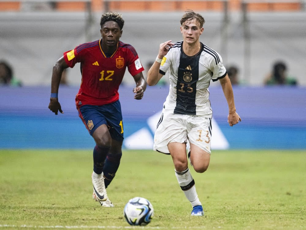 Igor Oyono (l.) im WM-Spiel gegen die deutsche U17 (IMAGO/Marcio Machado / Eurasia Sport Images / SPP)