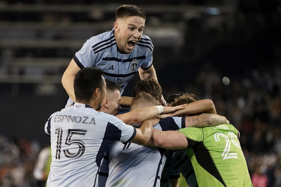 Los jugadores del Sporting Kansas City festejan tras derrotar a los Earthquakes de San José en un partido de comodines de la MLS el miércoles 25 de octubre de 2023 (AP foto/Charlie Riedel)