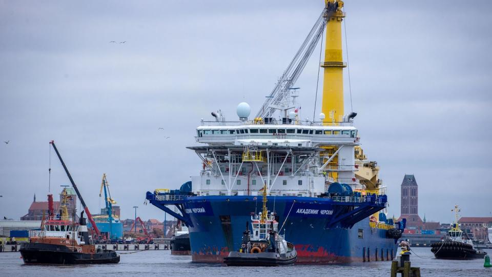 Schlepper ziehen das russische Rohr-Verlegeschiff «Akademik Tscherski» aus dem Seehafen Richtung Ostsee.