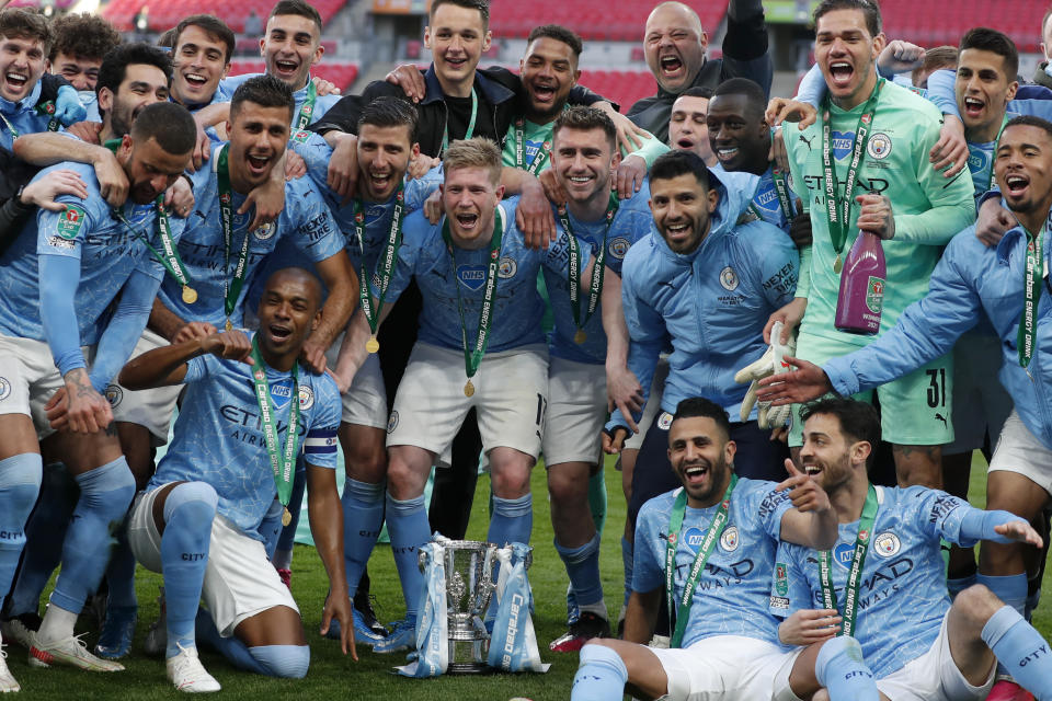 Los jugadores del Manchester City celebran tras vencer 1-0 a Tottenham en la final de la Copa de la Liga inglresa, el domingo 25 de abril de 2021. (AP Foto/Alastair Grant)