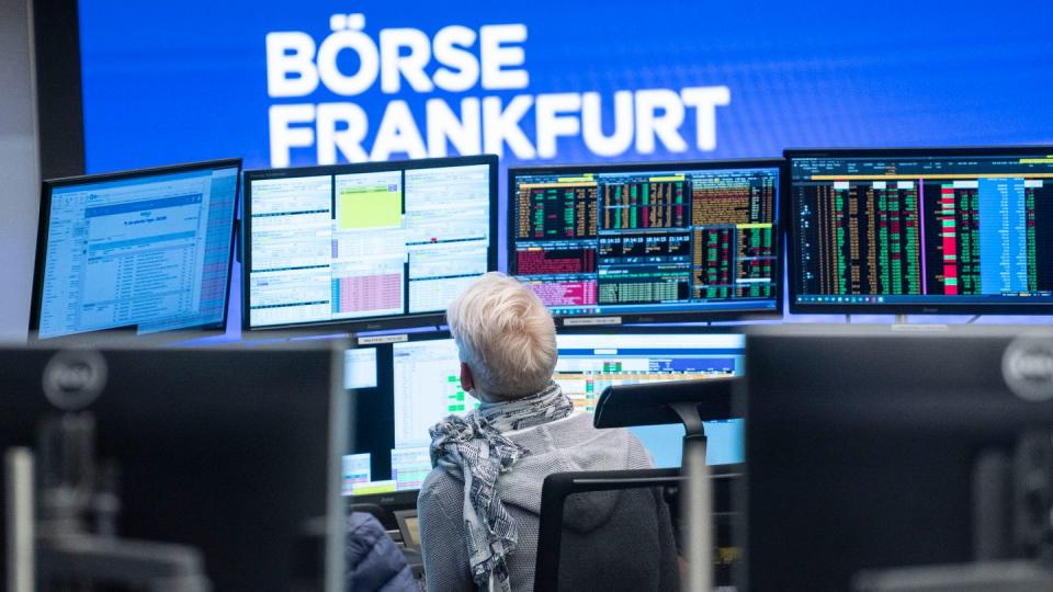 ie Deutsche Börse stockt den deutschen Leitindex Dax von 30 auf 40 Mitglieder auf.