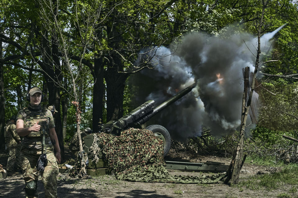 烏克蘭砲兵火力支援巴赫姆特奇襲戰，協助第三突擊旅向俄軍戰線推進。(畫面來源：AP)