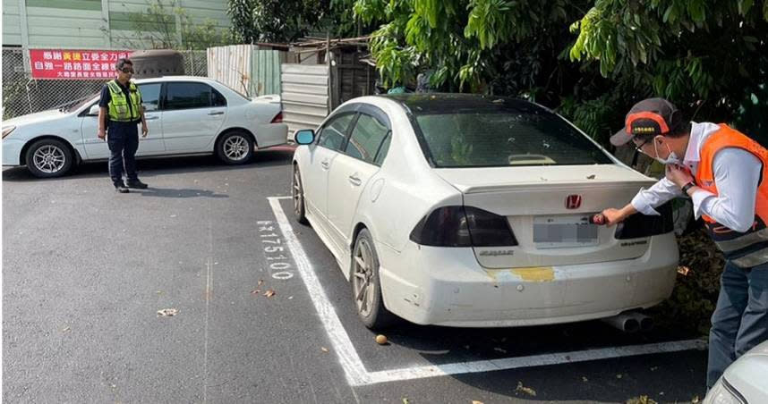 高雄監理所查獲兩輛違規車牌，竟同廠牌同款式。（圖／翻攝畫面）