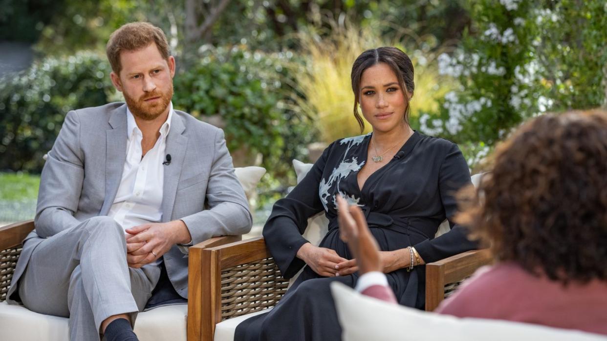 Die US-Moderatorin Oprah Winfrey (r) interviewt Prinz Harry und seine Ehefrau Herzogin Meghan.