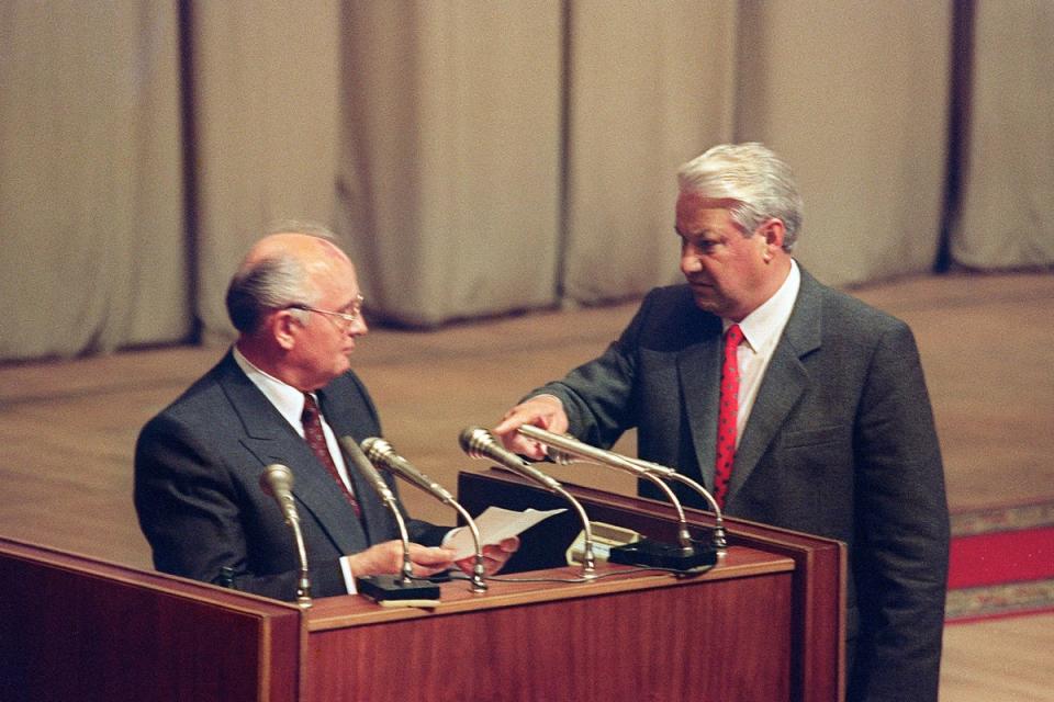 Russian President Boris Yeltsin (R) gestures towards Soviet President Mikhail Gorbachev in Moscow on August 23, 1991 (AFP via Getty Images)