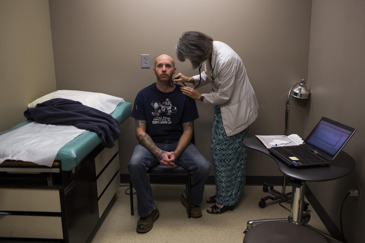 Una doctora ausculta a un paciente en los Centros de Salud Familiar de Louisville, Kentucky, el 11 de noviembre de 2015. (Brittany Greeson/The New York Times)