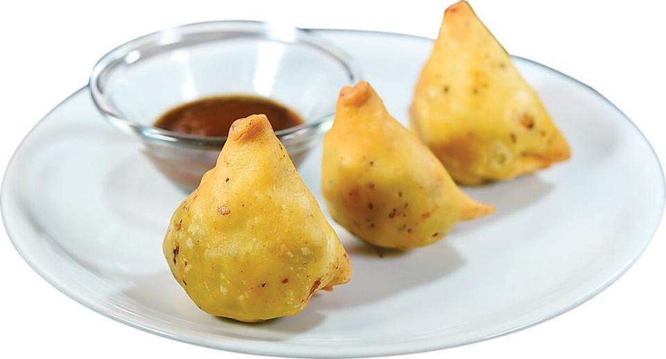 在〈夏花餐室〉印度餐廳菜單上，亦有以咖哩青豆作餡的〈咖哩角〉。圖／姚舜