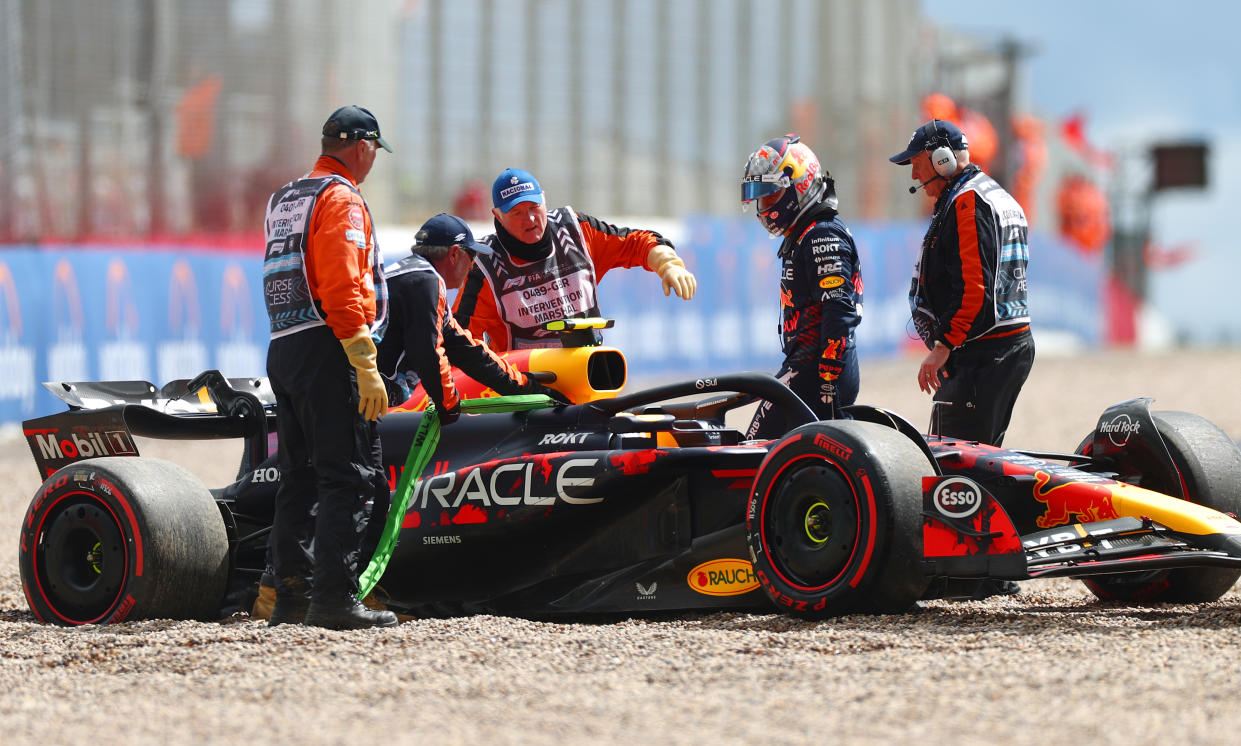 NORTHAMPTON, INGLATERRA - 06 DE JULIO: Sergio Pérez de México y Oracle Red Bull Racing mira después de hacer un trompo durante la calificación antes del Gran Premio de F1 de Gran Bretaña en el Circuito de Silverstone el 06 de julio de 2024 en Northampton, Inglaterra. (Foto de Peter Fox - Fórmula 1/Fórmula 1 vía Getty Images)