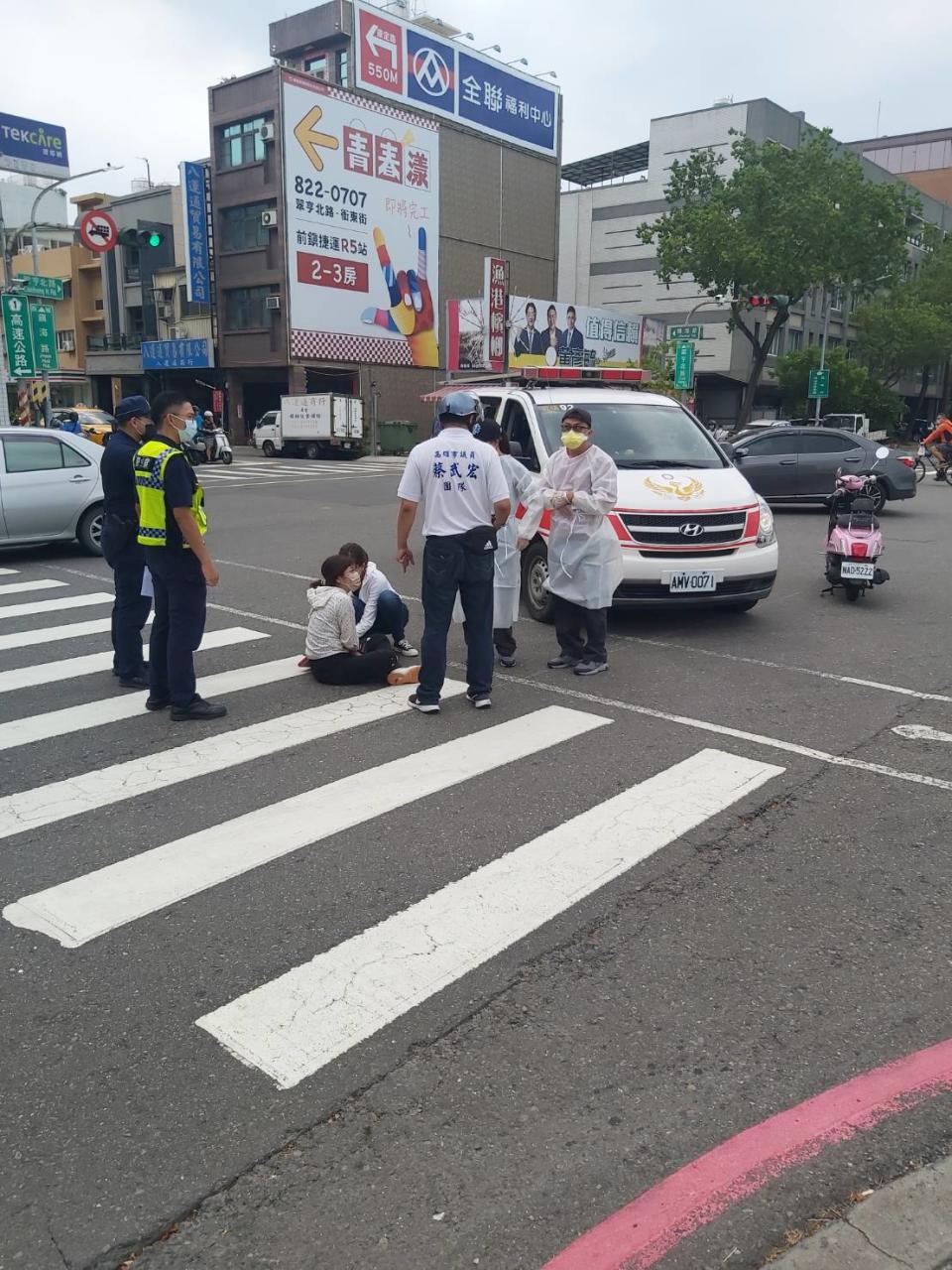 高雄市議員蔡武宏特別助理許芳瑞，十日下午遇到車禍事件，除立即保護受傷民眾，也聯繫員警及救護車趕到現場處理，見義勇為的救人精神，贏得在場人士由衷讚佩。（記者吳文欽攝）