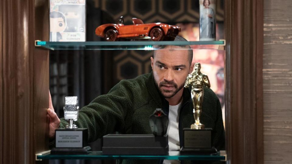 only murders in the building episode 303 oliver races to bring new life to his show as mabel’s investigation into the actual murder collides with a surprising ally charles bonds with the cast, and loretta proves her voice is invaluable tobert jesse williams