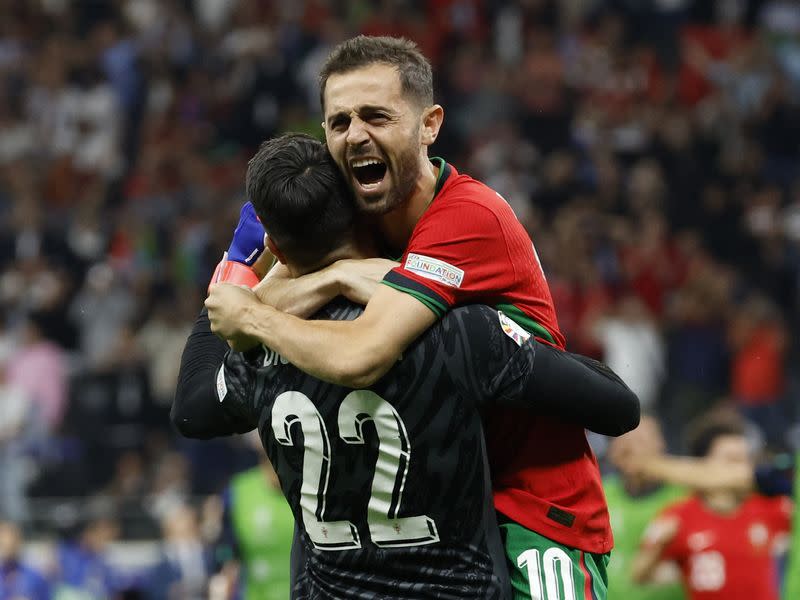 Foto del lunes de los jugadores de Portugal Bernardo Silva y Diogo Costa celebrando la clasificación a cuartos de final de la Euro