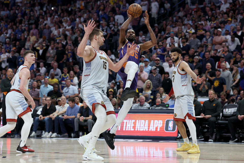 換來了Kevin Durant（出手者）盼能走得更遠，但鳳凰城太陽還是以不怎麼好看的結局結束NBA 2022-23球季。（Photo by Matthew Stockman/Getty Images）