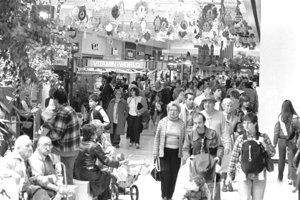 Shoppers flood the Beaver Valley Mall on November 25, 1983.