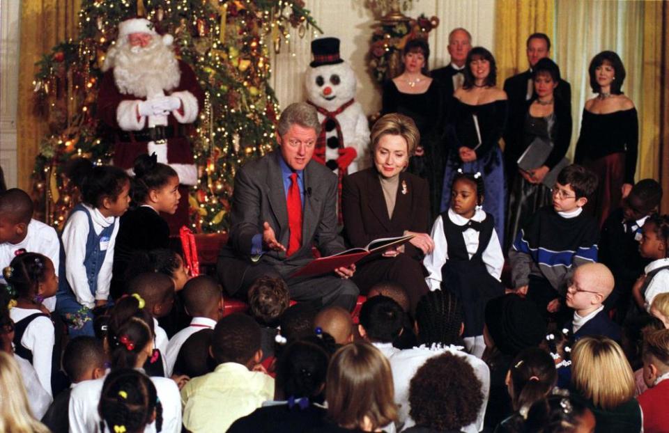 The Clintons ‘share the gift of reading’ with 50 children from Washington in 1999.