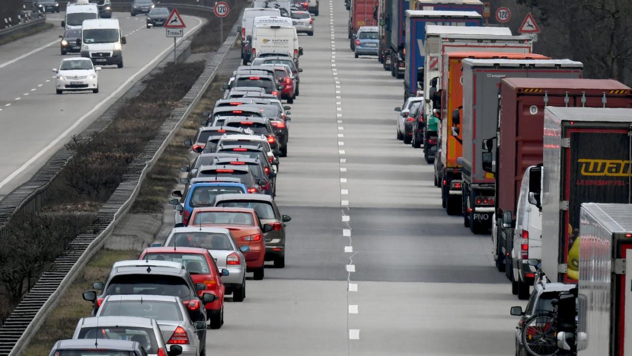 Mit der Bildung einer solchen Rettungsgasse sollte man möglichst früh beginnen - also noch bevor die Autos stehen.