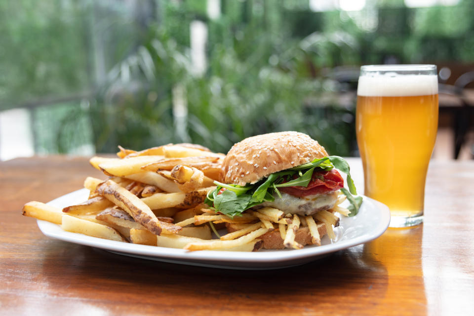 Burger und Bier gehören doch irgendwie zusammen, oder? Diese beiden Lebensmittel sollten aber lieber getrennt voneinander konsumiert werden (Symbolbild: Getty Images)