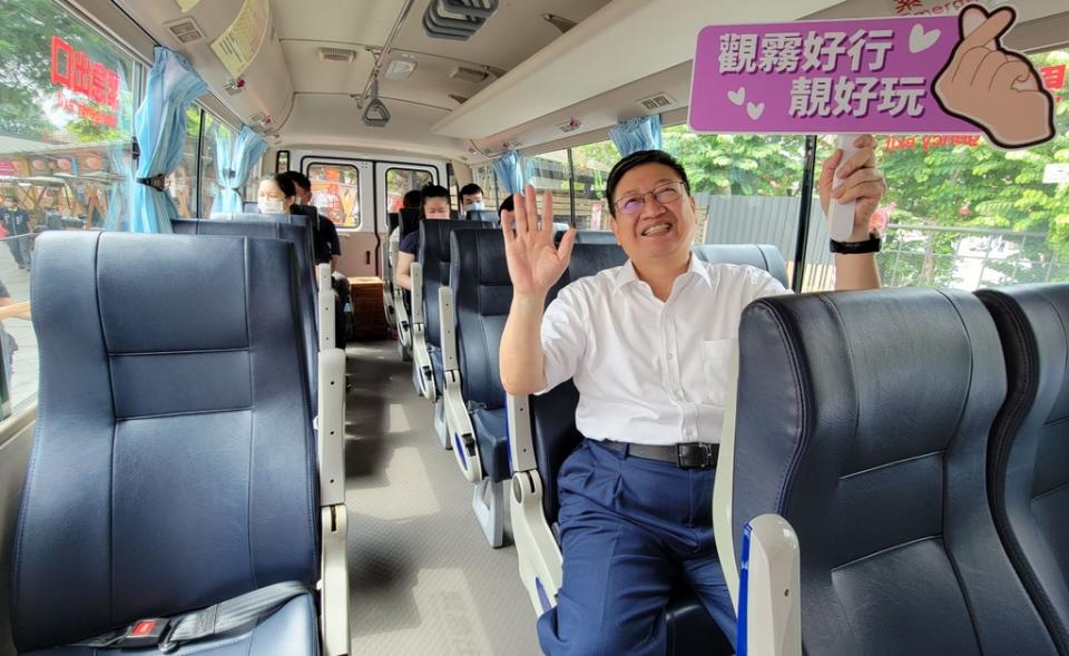 《圖說》新竹縣長楊文科親自坐上觀霧線中型巴士，感謝金牌客運承接觀8路線的營運。（記者方健龍攝）
