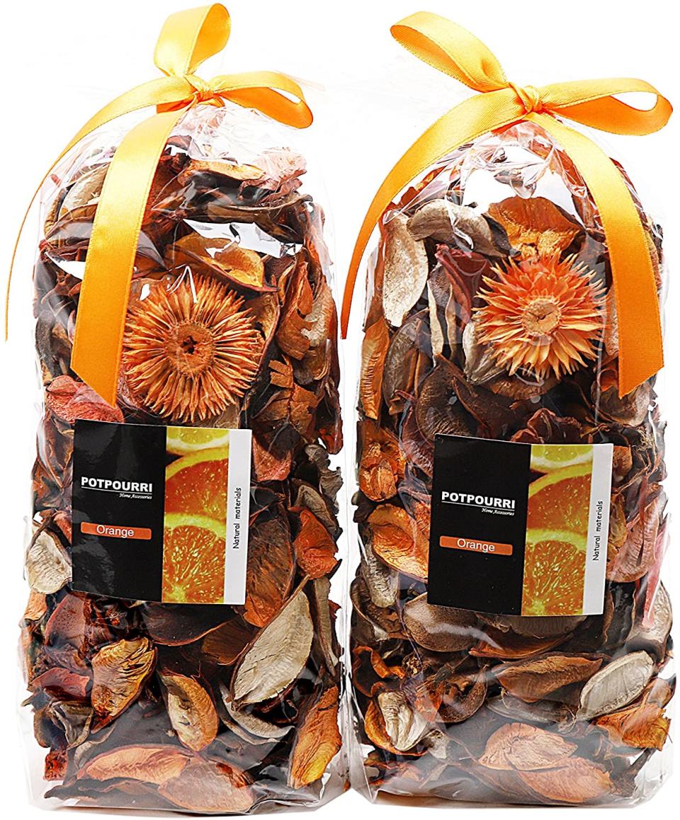 <p>Estas bolsitas de flores secas naturales tienen un rico aroma de naranja fresca. Además son perfectas para usar como decoración en tu hogar. Orange Fresh Potpourri Bag Home Fragance Perfume Sachet of Petal, de Qinbei Rina. $11.99. <a href="https://www.amazon.com/Qingbei-Rina-Gifts-Orange-Potpourri-Bags-8-4OZ/dp/B0721MJ34Q/ref=sr_1_2?crid=87E27ZT27PZM&dchild=1&keywords=fall+scented+pine+cones&qid=1603478866&sprefix=fall+scnet,aps,156&sr=8-2" rel="sponsored noopener" target="_blank" data-ylk="slk:amazon.com;elm:context_link;itc:0;sec:content-canvas" class="link ">amazon.com</a></p>