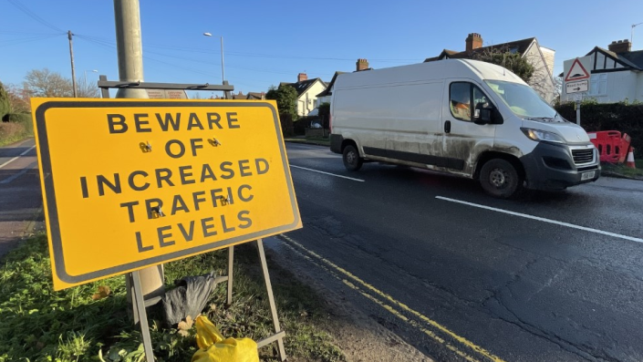 Un cartel de obras viales en una de las carreteras principales de entrada y salida de Cambridge