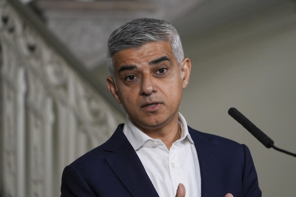 Photo by: John Nacion/STAR MAX/IPx 2022 5/9/22 London Mayor Sadiq Khan meets with NYC Mayor Eric Adams at the NYC City Hall Rotunda to make an announcement on May, 9, 2022 in New York City, USA. London Mayor Sadiq Khan has arrived in New York to begin a tour of the US aimed at boosting London's economy. Over the next four days, the mayor of London will travel to San Francisco, Silicon Valley and Los Angeles. The tour includes meetings with senior politicians and business leaders at Google and LinkedIn.