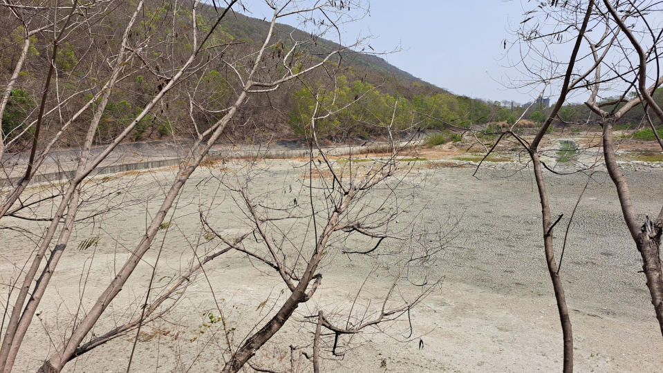 高雄水情拉警報，3月30日起水情燈號已轉為減量供水的「橙燈」，許多知名景點也受乾旱影響，像是位於半屏山的半屏湖溼地乾涸見底，湖底甚至出現裂紋。（中央社／民眾提供）