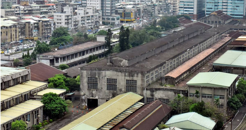 交通部鎖定台鐵三塊北高精華地段土地作為償債基金，交通部長王國材後來雖然允諾不賣地，然而立委質疑一旦鐵路法修法開啟後門，恐陷入標售資產還債的惡性循環。（圖／報系資料照）