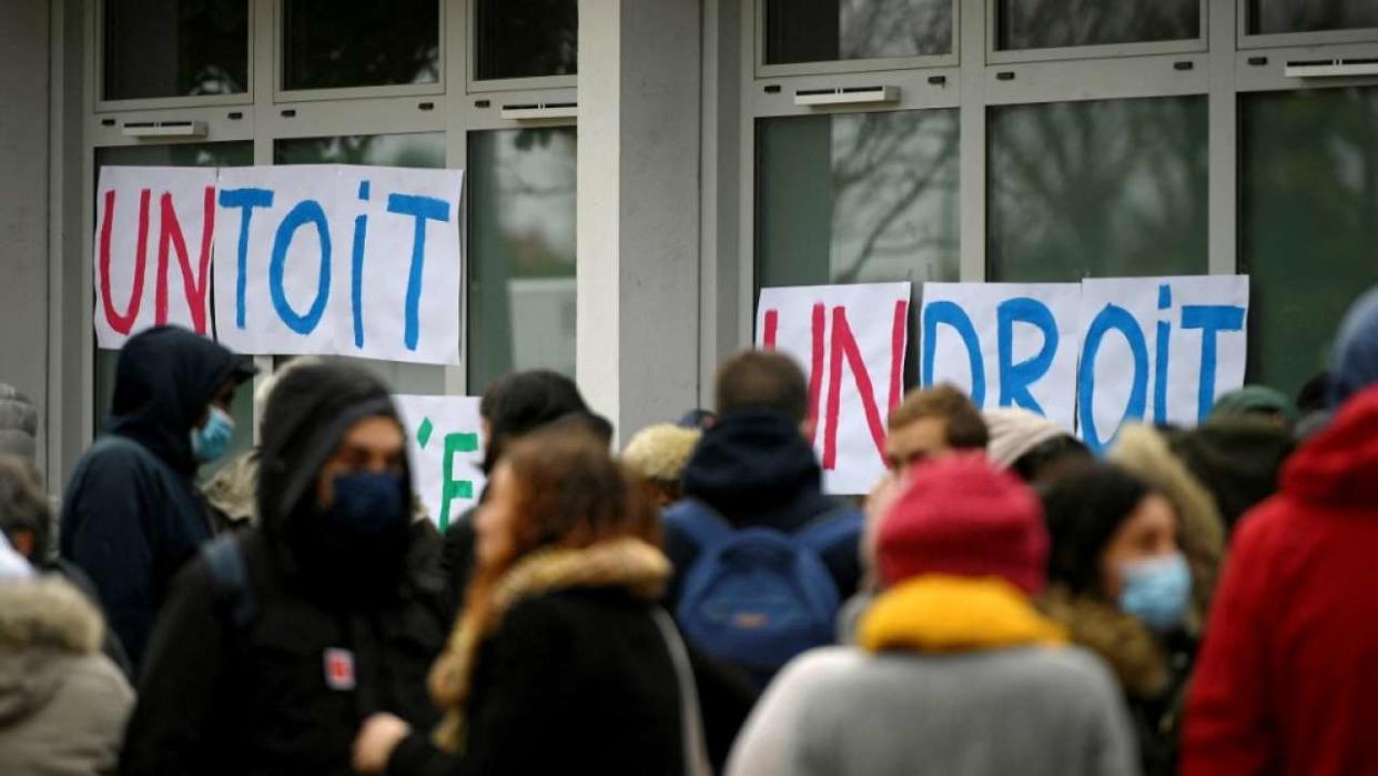 Photo d’illustration prise lors d’une mobilisation d’enseignants et de volontaires de l’association pour le Droit au Logement devant une école de Toulouse, pour dénoncer la situation précaire de certaines familles le 8 décembre 2021.