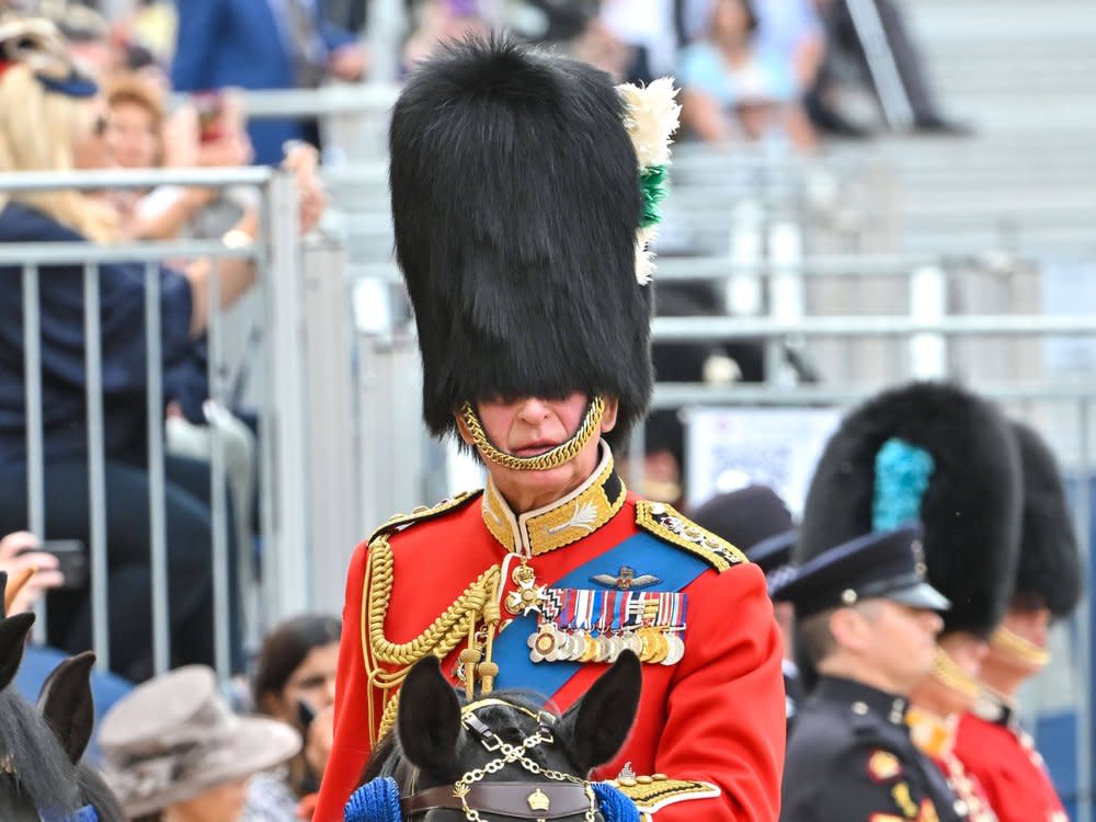 2023 meisterte Charles die Herausforderung auf dem Pferd: Mit 74 Jahren ritt er in Militäruniform und tiefsitzender Bärenfell-Mütze bei Trooping the Colour mit. (Bild: IMAGO/Avalon.red)