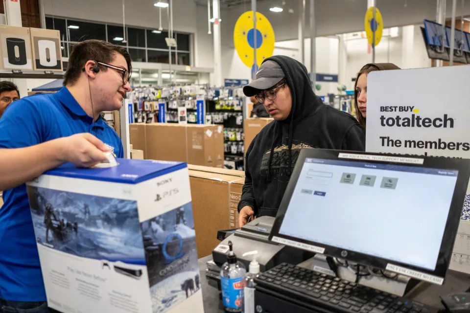 People shop at a Best Buy store during Black Friday sales in Chicago, Illinois, U.S., November 25, 2022. REUTERS/Jim Vondruska