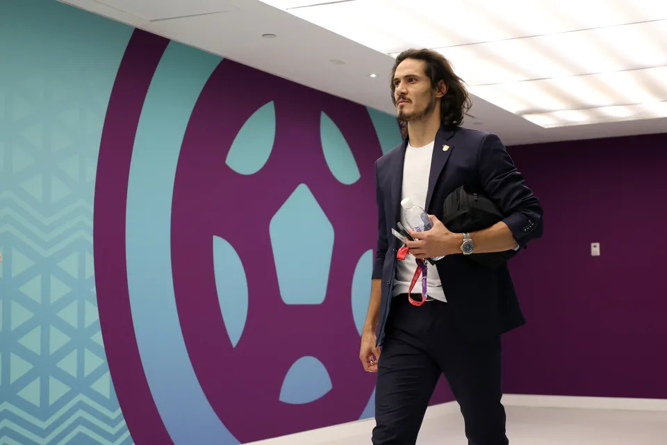 AL RAYYAN, QATAR - NOVEMBER 24: Edinson Cavani of Uruguay arrives at the stadium prior to the FIFA World Cup Qatar 2022 Group H match between Uruguay and Korea Republic at Education City Stadium on November 24, 2022 in Al Rayyan, Qatar. (Photo by Patrick Smith - FIFA/FIFA via Getty Images)