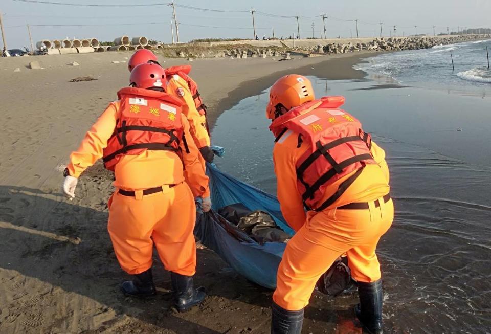 ▲彌陀區發現綠蠵龜擱淺死亡案件，由海巡人員交由有關單位處理。(圖／高雄市政府海洋局提供)  