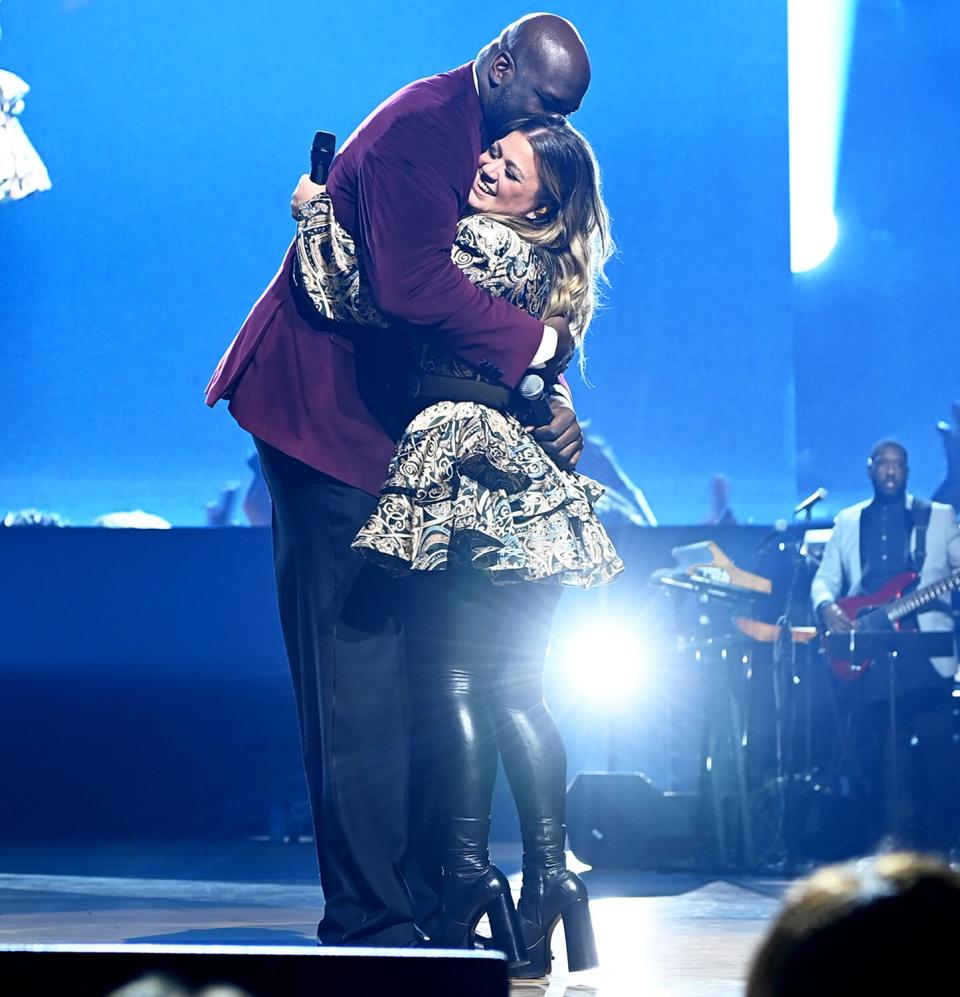 Shaquille O'Neal and Kelly Clarkson perform at The Event hosted by the Shaquille O'Neal Foundation at MGM Grand Garden Arena on October 02, 2021 in Las Vegas, Nevada.