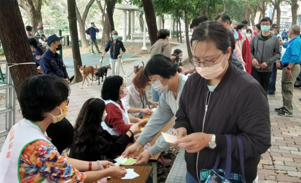 第二波「商圈夜市券」第二天換發，現場仍湧入不少民眾，   圖：高雄市經發局提供