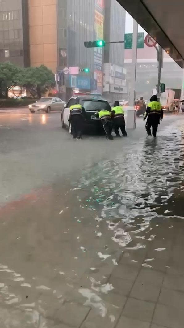 分局旁原本有畫設警用停車格，但積水越來越高已看不見車格。（圖／民眾提供）