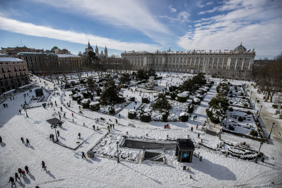 Una vista de la plaza Oriente cubierta de nieve frente al Palacio Real en el centro de Madrid, España, el domingo 10 de enero de 2021. (AP Foto/Manu Fernández)