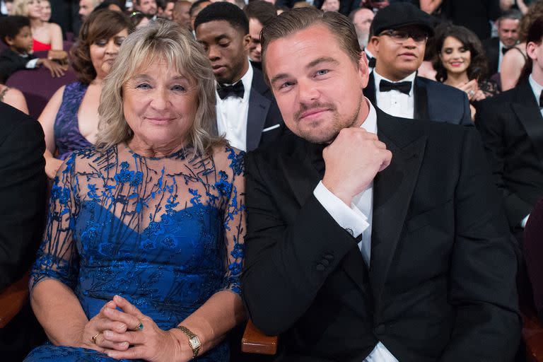 Cannes: Leonardo DiCaprio fue a una gala solidaria con su madre, que celebró con euforia cuando se subastó un retrato del actor por 1,3 millones de dólares