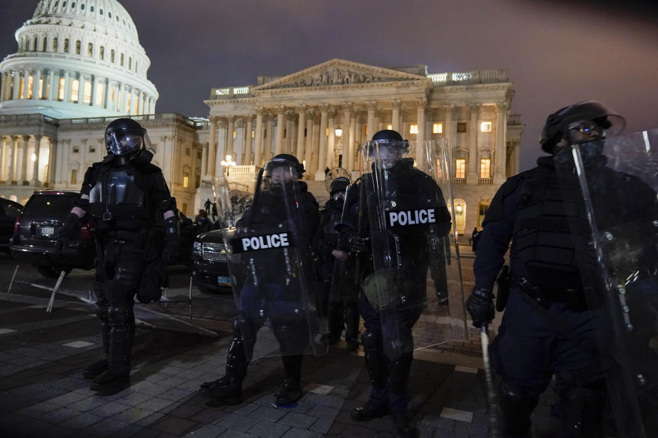 Las autoridades retiran a manifestantes del Capitolio de Estados Unidos el miércoles 6 de enero de 2021, en Washington. (AP Foto/Jacquelyn Martin)