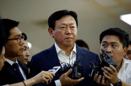 FILE PHOTO - Lotte Group Chairman Shin Dong-bin is surrounded by reporters as he makes his way upon his arrival at Gimpo Airport in Seoul, South Korea, July 3, 2016. REUTERS/Kim Hong-Ji/File Photo