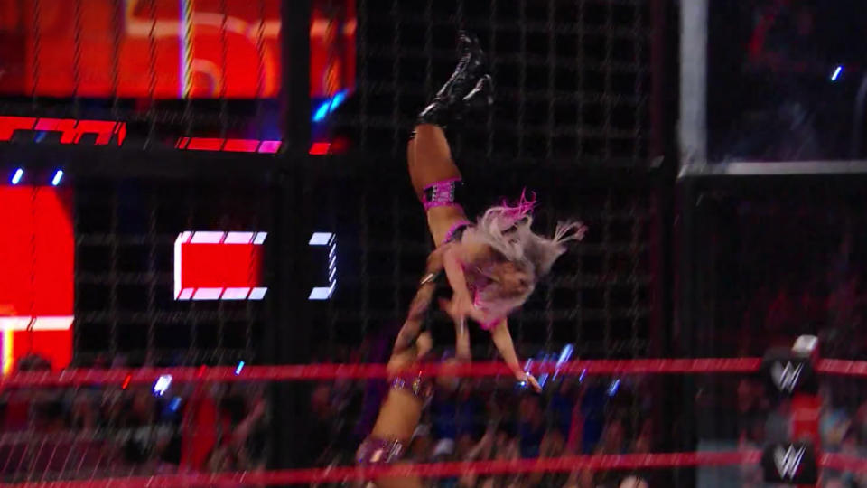 Alexa Bliss Pulls Of A Twisted Bliss In First Women’s Elimination Chamber (2018)