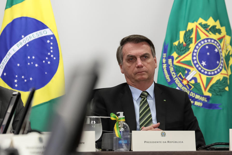 Jair Bolsonaro, Brasiliens Präsident, verharmlost immer wieder die Corona-Pandemie und missachtet Empfehlungen zur sozialen Distanzierung. Jetzt vermeldete sein Land erstmals über 1000 Tote an einem Tag. Foto: Marcos Correa / Palacio Planalto / dpa