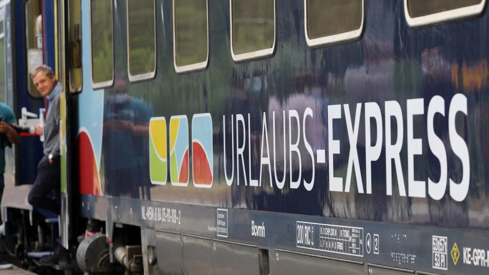 Der erste Urlaubs-Express aus Basel ist in den Bahnhof Rostock-Kassebohm eingefahren. Der Nachtzug ist auf dem Weg aus der Schweiz über Hamburg nach Binz auf der Ostseeinsel Rügen.