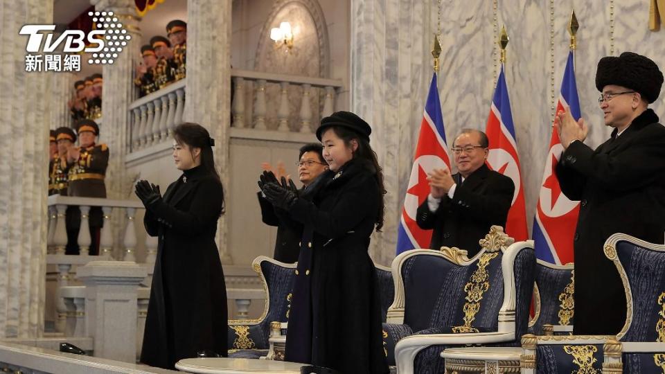 北韓官媒公布的照片中，金珠愛多次站在畫面C位。金正恩與金珠愛都穿著黑色大衣、頭戴圓禮帽。（圖／達志影像美聯社）