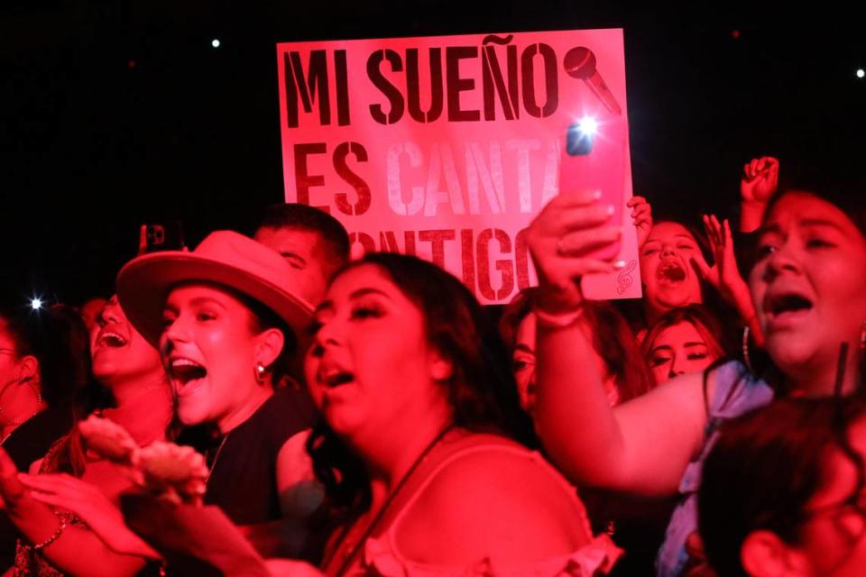 Christian Nodal hace el sueño realidad a varios fans durante su concierto en el Save Mart Center en Fresno el viernes 29 de septiembre del 2023. Nocal canta junto con ellos.
