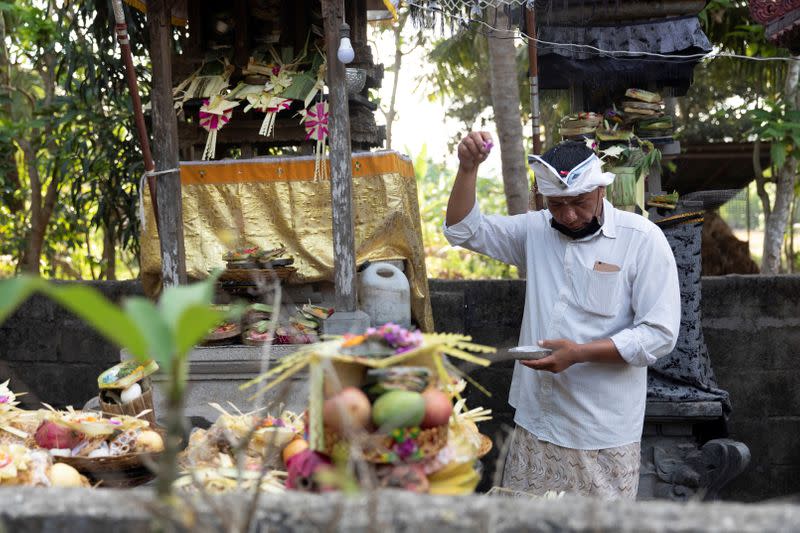Bali islanders turn to kelp farming as tourism dries up due to COVID-19