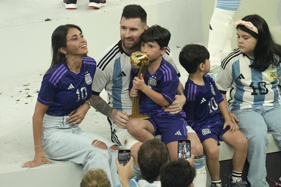 El astro argentino Lionel Messi aparece con su esposa Antonella Roccuzzo tras ganar la final de la Copa Mundial ante Francia en el estadio Lusail, el domingo 18 de diciembre de 2022, en Lusail, Qatar. (AP Foto/Christophe Ena)