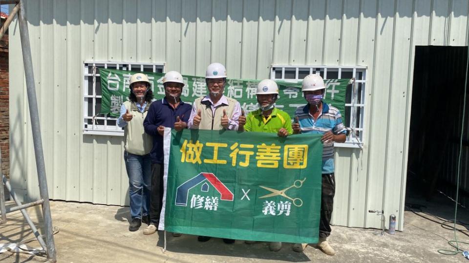 勞工局長王鑫基（左三）感謝做工行善團志工夥伴，犧牲假期為弱勢個案房屋修繕。（勞工局提供）