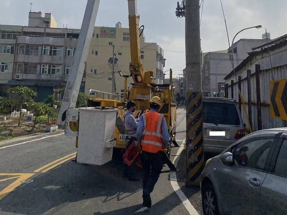 彰化台電一工程人員高空作業遭高壓電電擊，送彰基醫院搶救後，恢復心跳、陷昏迷。（圖：民眾提供）