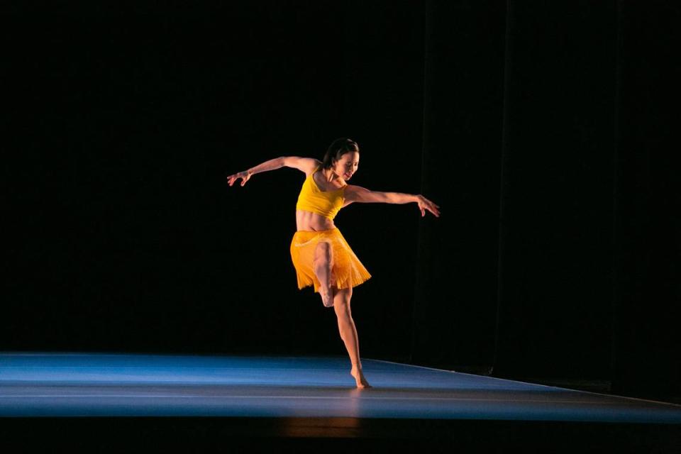 Madelyn Ho en “Somewhere in the Middle”, coreografía de Amy Hall Garner. 