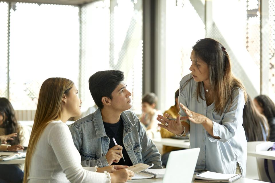 Estudiantes repasando un tema antes de una prueba.